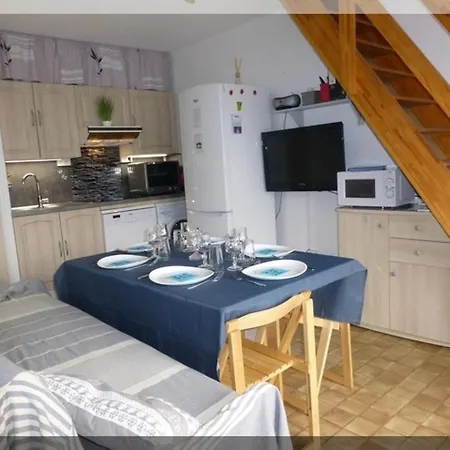 Hameau Du Rivage: Beachside Garden Retreat With Pool And Bikes Apartment